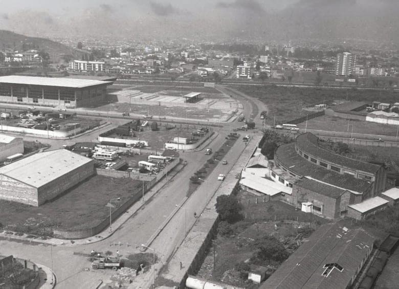 Fotografía aérea en blanco y negro de la zona de la Central Mayorista en 1971