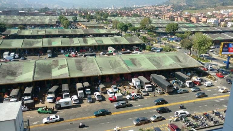 Bodegas de techo verde de la Central Mayorista con camiones de carga