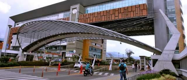 Cubierta arqueada en el acceso a la Central Mayorista